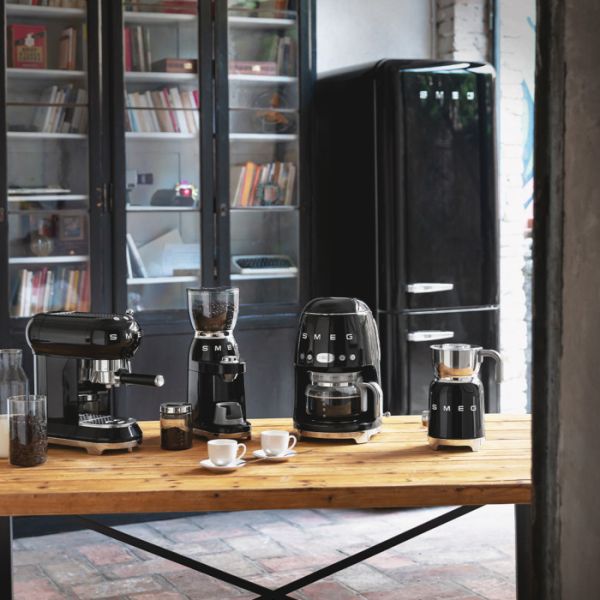 SMEG - Koffie - Melkopschuimer MFF11BLEU Zwart