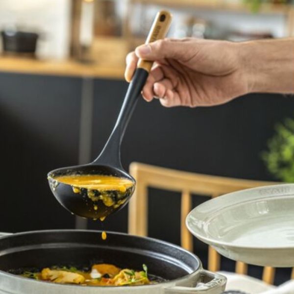 STAUB - Keukenhulpen - Soeplepel 31cm zwart