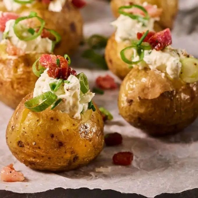 gepofte-aardappeltjes-met-creme-fraiche-bosui-en-spekjesbronbeeld-1024x682